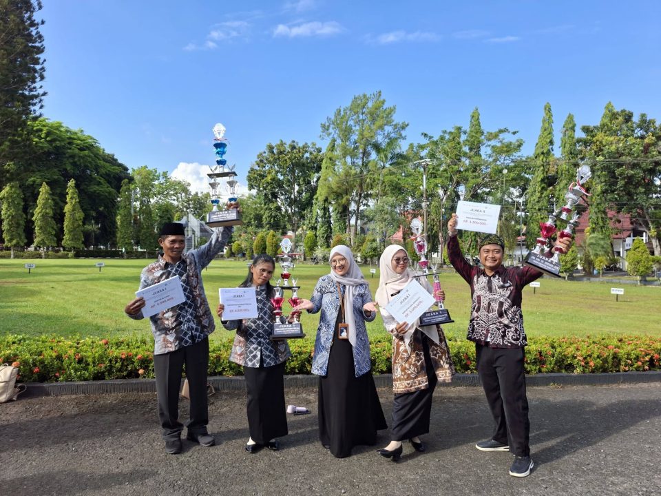 Penghargaan pada puncak peringatan Hari Keluarga Nasional (Harganas) ke-33