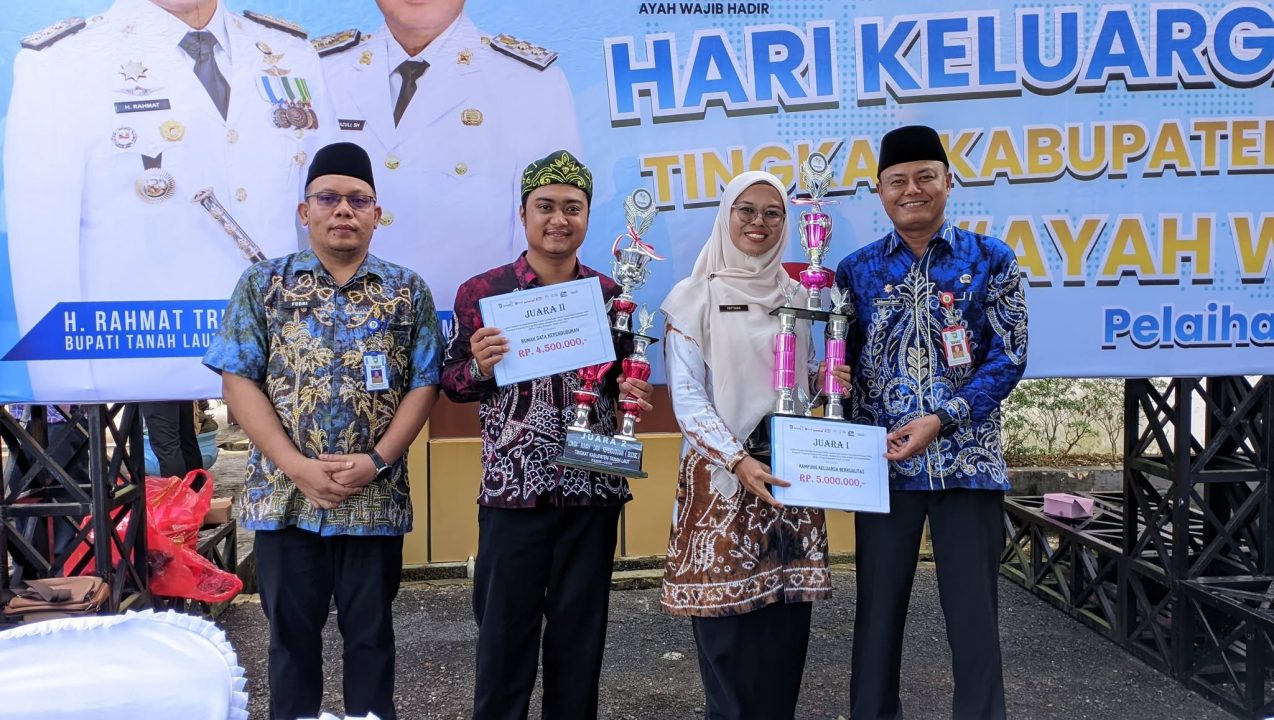 Penghargaan pada puncak peringatan Hari Keluarga Nasional (Harganas) ke-33