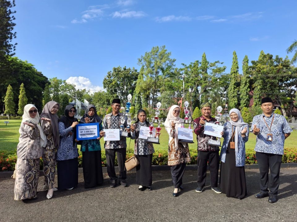 Penghargaan pada puncak peringatan Hari Keluarga Nasional (Harganas) ke-33