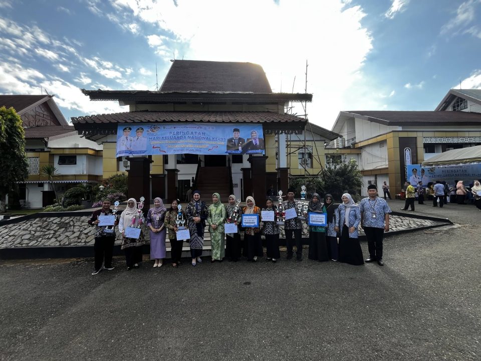 Penghargaan pada puncak peringatan Hari Keluarga Nasional (Harganas) ke-33
