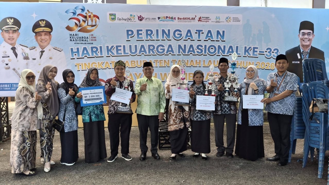 Penghargaan pada puncak peringatan Hari Keluarga Nasional (Harganas) ke-33